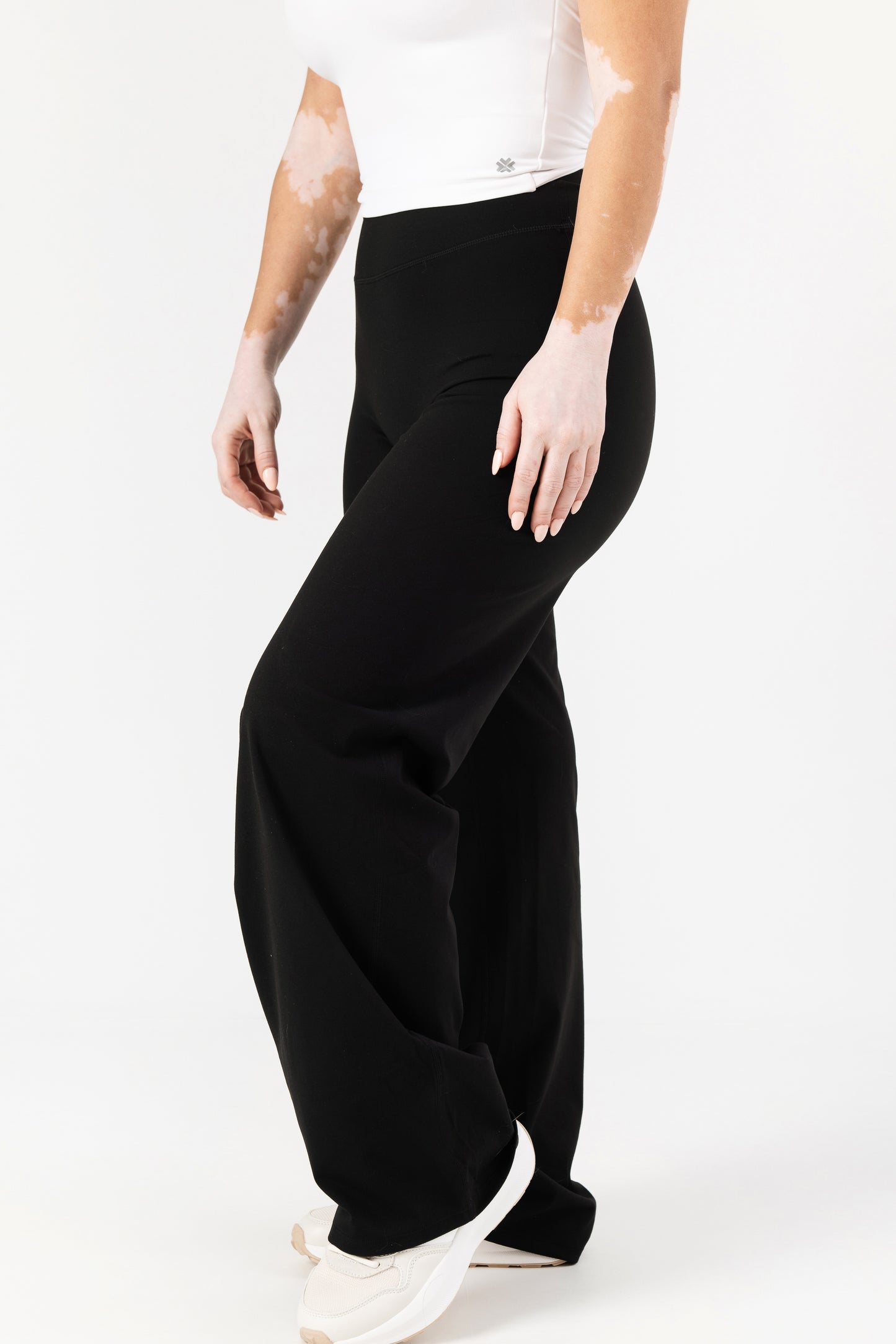 BLACK - Straight Leggings
